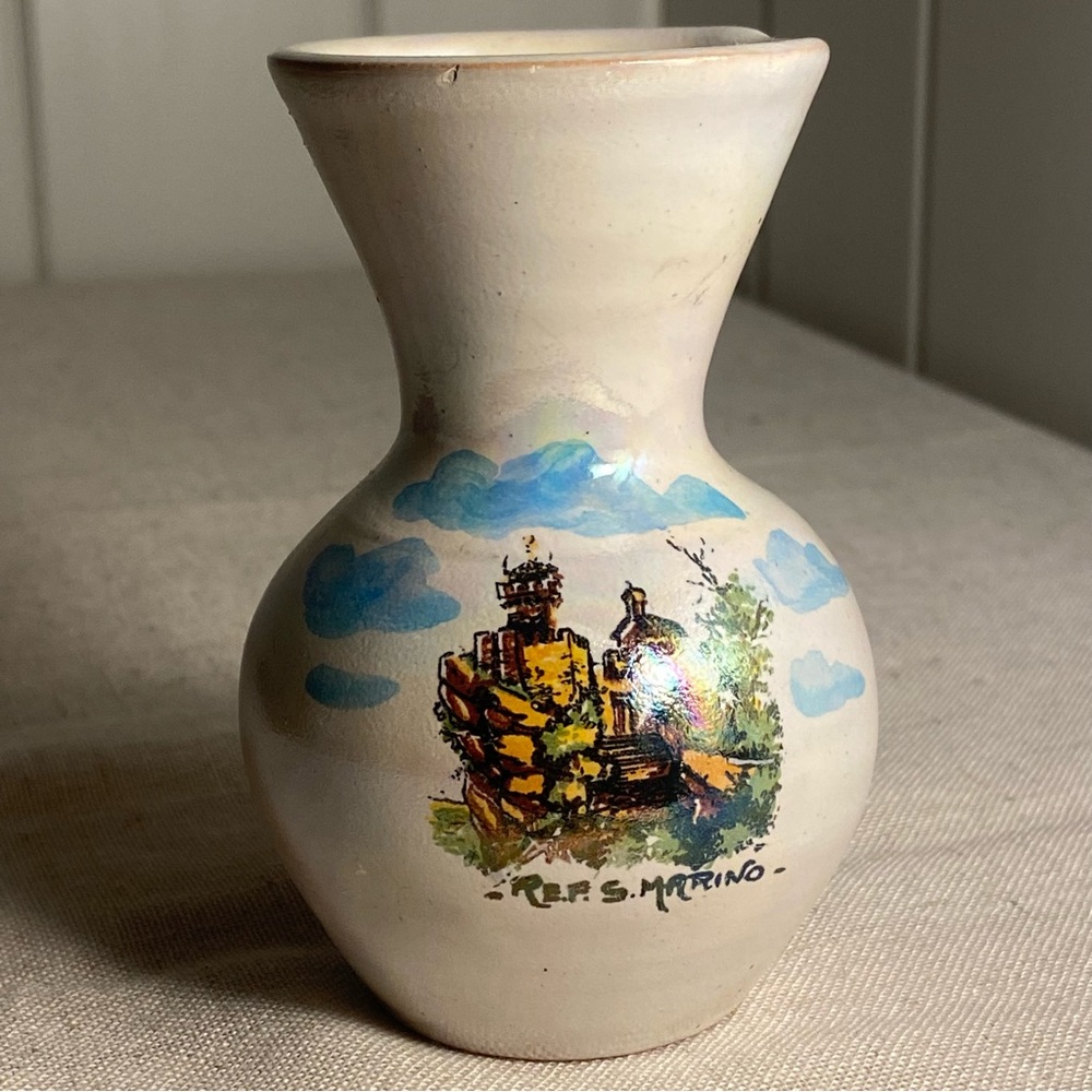 Vintage Souvenir Vase Small Painted
Pearly glaze Rep San Marino Italy flaws